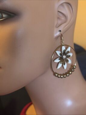 White enamel and brass hoops flower earrings